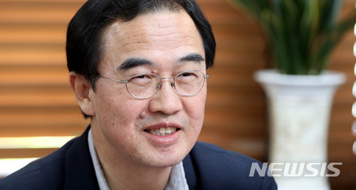 【서울=뉴시스】 추상철 기자 = 조명균 통일부 장관이 29일 오후 서울 종로구 정부서울청사에서 남북정상회담 평가 회의를 주재하고 있다. 2018.04.29. scchoo@newsis.com