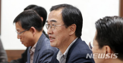 【서울=뉴시스】 추상철 기자 = 조명균 통일부 장관이 29일 오후 서울 종로구 정부서울청사에서 남북정상회담 평가 회의를 주재하고 있다. 2018.04.29. scchoo@newsis.com