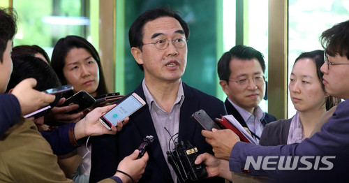 【서울=뉴시스】 추상철 기자 = 조명균 통일부 장관이 29일 오후 남북정상회담 평가 회의에 참석하기 위해 서울 종로구 정부서울청사로 들어서며 취재진의 질문에 답변하고 있다. 2018.04.29. scchoo@newsis.com