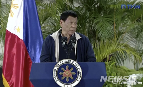 【다바오(필리핀)=AP/뉴시스】로드리고 두테르테 필리핀 대통령이 지난 4월29일 필리핀 다바오에서 기자들의 질문에 대답하고 있다. 두테르테 대통령은 3일 자신이 마리아 루르데스 세레노 전 대법원장 해임에 개입했다는 가르시아-사얀 유엔 인권특별보고관의 비난에 대해 "지옥에나 떨어져라"고 말했다. 2018.6.4