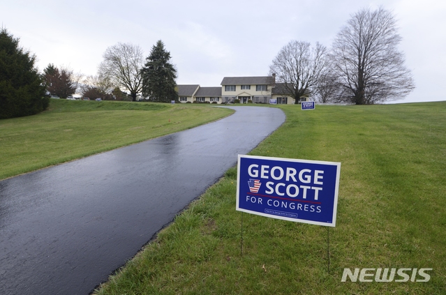 【딜스버그( 미 펜실베이니아주) = AP/뉴시스】 미 중간 선거를 앞두고 펜실베이니아주 민주당 후보중 한 명인 조지 스코트의 선거운동 간판이 서 있는 딜스버그 도로.&nbsp; 주 대법원은 18일&nbsp; 11세때 살인 누명을쓰고 9년 동안 복역해온 조던 브라운(20)의 판결을 번복, 그를 무죄로 석방했다.&nbsp;&nbsp;&nbsp;&nbsp;&nbsp; 