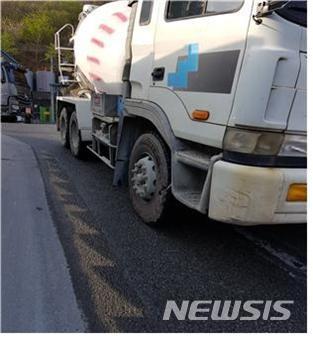  【부산=뉴시스】허상천 기자 = 부산시는 지난 3일부터 24일까지 시와 구·군 합동으로 비산먼지발생사업장 82곳을 특별단속해 비산먼지발생 억제시설·조치를 하지 않은 A레미콘 등 22곳을 적발했다고 30일 밝혔다. 2018.04.30. (사진 = 부산시 제공) photo@newsis.com