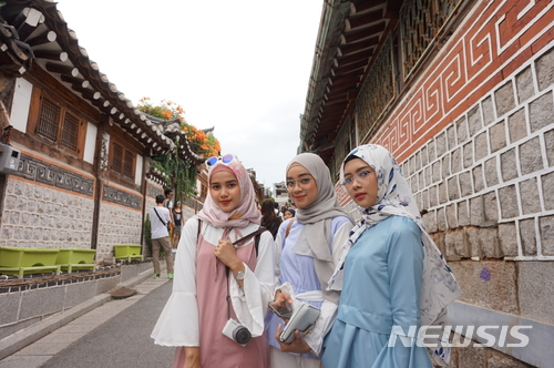 【서울=뉴시스】지난해 8월 방한한 '2017년 인도네시아 미스 무슬림'이 서울 종로구 북촌 한옥마을을 둘러보고 있다. (사진=한국관광공사 제공)