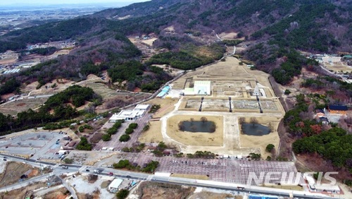 【익산=뉴시스】강명수 기자 = 전북 익산시는 문화재청과 함께 백제왕도 핵심유적 보존관리사업의 하나로 미륵사지(사적 제150호) 내 강당지, 동·서 승방지, 동원 회랑(지붕이 있는 긴 복도) 등의 기단부와 강당지 앞 배수시설 개선을 위한 유적 정비에 착수한다고 30일 밝혔다. 사진 익산시 금마면 미륵사지터. 2018.04.30. (사진 = 익산시 제공) photo@newsis.com