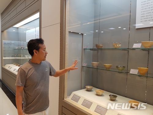  【문경=뉴시스】김진호 기자 = 우리나라 최초의 다완(茶碗) 박물관이 경북 문경시 문경읍 하리 관음요 갤러리 1층에 문을 열었다.이 박물관을 개설한 김선식 도예가가 전시실에 전시된 작품을 둘러보고 있다. 2018.04.30 (사진=문경시 제공) photo@newsis.com