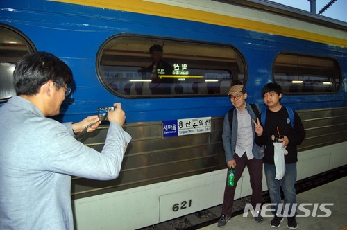 【익산=뉴시스】강명수 기자 = 새마을호가 30일 전북 익산역을 출발해 서울 용산역으로 가는 1160호 열차를 끝으로 운행을 마무리 한다. 새마을호의 마지막 운행을 기념하기 위해 열차 이용객들이 기념촬영을 하고 있다. 2018.04.30.&nbsp; smister@newsis.com