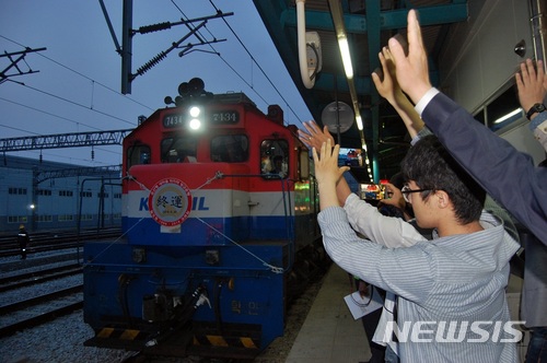【익산=뉴시스】강명수 기자 = 새마을호가 30일 전북 익산역을 출발해 서울 용산역으로 가는 1160호 열차를 끝으로 운행을 마무리 한다. 이날 오후 7시25분 익산역을 출발하는 새마을호를 향해 시민들이 손을 흔들고 있다. 2018.04.30.&nbsp; smister@newsis.com