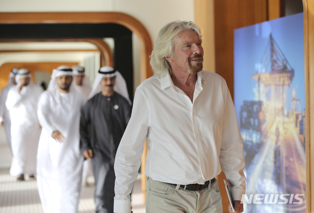 【두바이=AP/뉴시스】리처드 브랜슨 버진그룹 회장은 11일(현지시간) 사우디아라비아 언론인 자말 카쇼기의 실종 사건과 관련한 의혹에 따라 사우디 정부와의 투자 논의를 중단한다고 밝혔다. 사진은 지난 4월29일 아랍에미리트 두바이에서 열린 행사에 참석한 브랜슨 회장의 모습. 2018.10.12