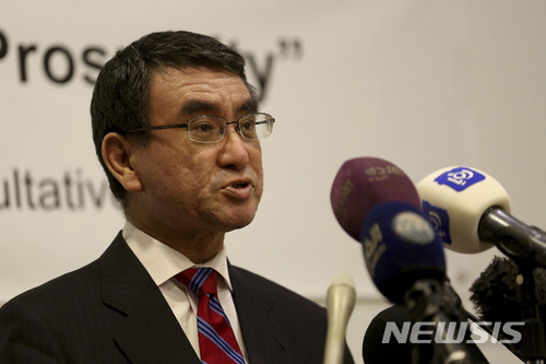 【사해(요르단)=AP/뉴시스】고노 다로(河野太郎) 일본 외무상이 29일(현지시간) 요르단 사해에서 열린 '평화와 번영을 위한 통로' 회의 참석 후 기자회견을 하고있다. 2018.04.30. 