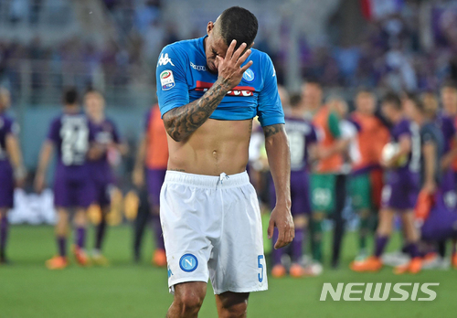 【피렌체=AP/뉴시스】30일(한국시간) 피렌체 아르테미오 프란키 스타디움에서 열린 2017~2018 이탈리아 세리에 A 35라운드 경기에서 나폴리 앨런 선수가 안타까운 표정을 짓고 있다. 나폴리는 이날 경기에서 피오렌티나에 0-3으로 패했다. 2018.04.30
