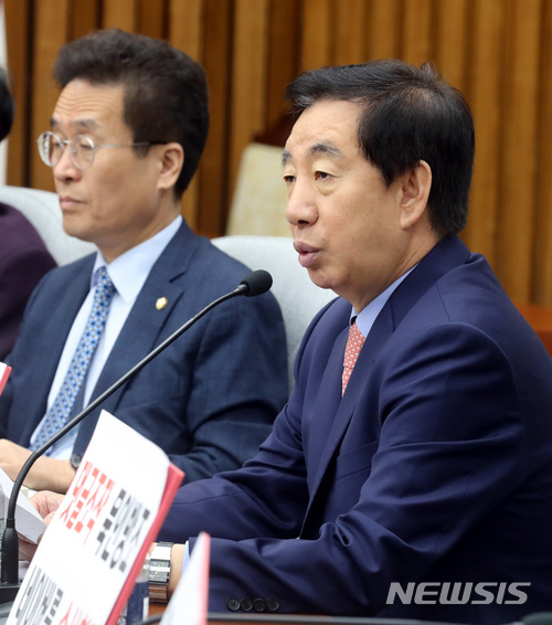 【서울=뉴시스】박영태 기자 = 30일 오전 서울 영등포구 여의도 국회에서 진행된 자유한국당 원내대책회의에서 김성태 원내대표가 모두발언을 하고 있다. 2018.04.30.since1999@newsis.com