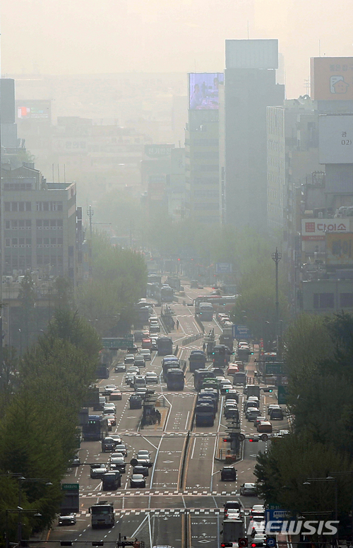 【서울=뉴시스】김선웅 기자 = 서울 미세먼지 농도가 '한때 나쁨' 상태를 나타낸 30일 오전 서울 종로구 일대가 흐리다. 2018.04.30. mangusta@newsis.com