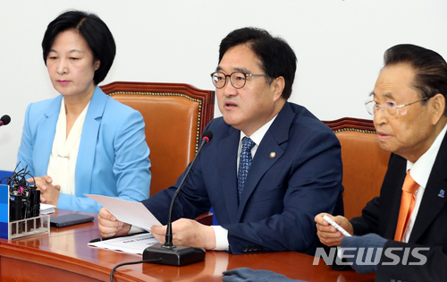 【서울=뉴시스】이종철 기자 = 30일 서울 여의도 국회에서 열린 더불어민주당 최고위원회의에서 우원식 원내대표가 모두발언을 하고 있다. 2018.04.30. jc4321@newsis.com
