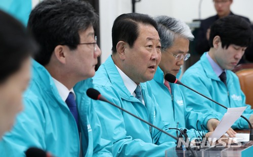 【서울=뉴시스】홍효식 기자 =바른미래당 박주선 공동대표가 30일 오전 서울 여의도 국회에서 열린 제28차 최고위원회의에 참석해 모두발언을 하고 있다. 왼쪽부터 유승민, 박주선 공동대표, 김동철 원내대표, 하태경 최고위원. 2018.04.30. yesphoto@newsis.com