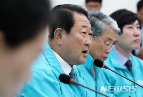 【서울=뉴시스】홍효식 기자 =바른미래당 박주선 공동대표가 30일 오전 서울 여의도 국회에서 열린 제28차 최고위원회의에 참석해 모두발언을 하고 있다. 왼쪽부터 박주선 공동대표, 김동철 원내대표, 하태경 최고위원. 2018.04.30. yesphoto@newsis.com