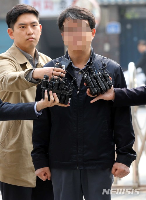 【서울=뉴시스】고범준 기자 = 댓글 조작 혐의를 받고 있는 드루킹 김 씨측과 돈거래를 한 김경수 더불어민주당 의원의 전 보좌관 한 모 씨가 30일 오전 서울 중랑구 서울지방경찰청 지능범죄수사대로 조사를 받기 위해 출석하고 있다.&nbsp; 한 씨는 드루킹 김 모 씨가 운영하는 인터넷카페의 회원으로부터 5백만 원을 받은 혐의를 받고 있다. 2018.04.30.&nbsp; bjko@newsis.com 