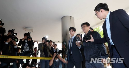 【서울=뉴시스】고범준 기자 = 댓글 조작 혐의를 받고 있는 드루킹 김 씨측과 돈거래를 한 김경수 의원의 전 보좌관 한 모 씨가 30일 오전 서울 중랑구 서울지방경찰청 지능범죄수사대로 조사를 받기 위해 출석하고 있다.&nbsp; 한 씨는 드루킹 김 모 씨가 운영하는 인터넷카페의 회원으로부터 5백만 원을 받은 혐의를 받고 있다. 2018.04.30.&nbsp; bjko@newsis.com 