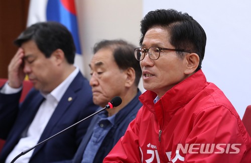 【서울=뉴시스】홍효식 기자 = 자유한국당 김문수(오른쪽) 서울시장 후보가 30일 오전 서울 여의도 당사에서 열린 선거대책위원장단 회의에 참석해 모두발언을 하고 있다. 2018.04.30. yesphoto@newsis.com