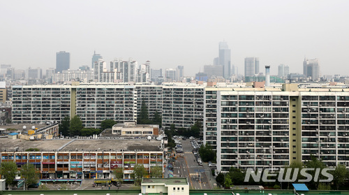 【서울=뉴시스】이영환 기자 = 30일 국토교통부가 발표한 전국 공동주택 공시가격을 보면 서울의 상승률이 10.19%를 기록해 전국 17개 시·도 중 집값이 가장 많이 오른 것으로 조사됐다.전국 평균 상승률(5.02%) 대비 두 배 이상 높은 수준으로 이 같은 서울의공동주택 공시가격 상승률은 2007년 이후 11년만에 최대치 기록이다.사진은 서울 강남구의 한 아파트의 모습. 2018.04.30.&nbsp; 20hwan@newsis.com