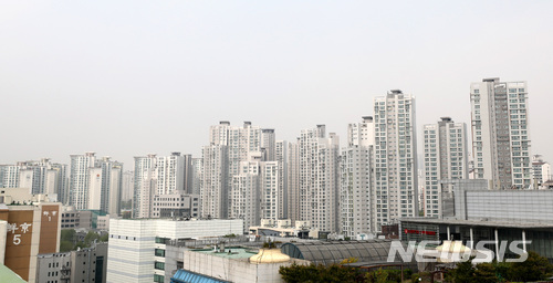 【서울=뉴시스】이영환 기자 = 30일 국토교통부가 발표한 전국 공동주택 공시가격을 보면 서울의 상승률이 10.19%를 기록해 전국 17개 시·도 중 집값이 가장 많이 오른 것으로 조사됐다.전국 평균 상승률(5.02%) 대비 두 배 이상 높은 수준으로 이 같은 서울의공동주택 공시가격 상승률은 2007년 이후 11년만에 최대치 기록이다.사진은 서울 강남구의 한 아파트의 모습. 2018.04.30. 20hwan@newsis.com