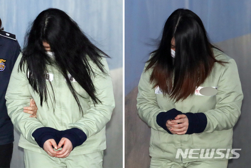 【서울=뉴시스】고승민 기자 = '인천 초등생 살인' 혐의로 구속된 피고인 박모양과 김모양이 머리카락을 풀어헤쳐 얼굴을 가린 채 지난달 30일 오후 항소심 선고 공판을 받기 위해 서울중앙지방법원으로 출석하고 있다. 2018.04.30. kkssmm99@newsis.com