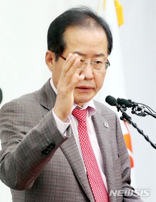 【서울=뉴시스】박영태 기자 = 지난 4월30일 오후 서울 영등포구 여의도 자유한국당 당사에서 홍준표 대표가 4.27남북정상회담 관련 기자회견을 열고 남북 정상회담에 대해 위장평화쇼라고 비판하고 있다. since1999@newsis.com