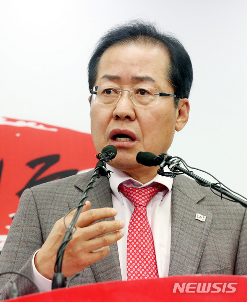 【서울=뉴시스】박영태 기자 = 30일 오후 서울 영등포구 여의도 자유한국당 당사에서 홍준표 대표가 4.27남북정상회담 관련 기자회견을 하고 있다. 2018.04.30.since1999@newsis.com