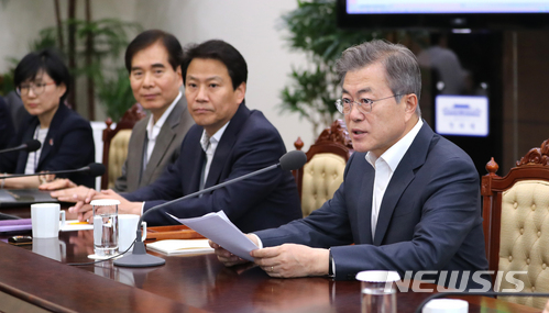 【서울=뉴시스】 문재인 대통령은 30일 2018 남북정상회담 합의사항을 신속하게 이행할 것을 지시했다.문 대통령이 이날 오후 청와대 여민관에서 수석 보좌관 회의를 주재하고 있다. 2018.04.30. amin2@newsis.com
