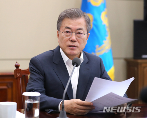 【서울=뉴시스】 문재인 대통령은 30일 판문점 선언을 높이 평가하면서 "성공적 회담을 위해 진심과 성의를 다해준 김정은 위원장의 노력에도 다시 한 번 감사를 표한다"고 밝혔다. 문 대통령이 이날 오후 청와대 여민관에서 수석 보좌관 회의를 주재하고 있다. 2018.04.30. amin2@newsis.com