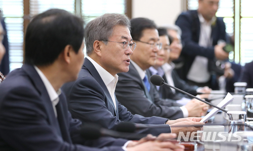 【서울=뉴시스】 문재인 대통령은 30일 2018 남북정상회담 '판문점 선언'을 신속하게 이행할 것을 지시했다. 남북정상회담의 후속 조치를 이어감으로써 한반도 대화 국면을 안착하고, 다가오는 북미정상회담의 '길잡이 역할'을 충실히 해내겠다는 의지로 풀이된다. 문 대통령이 이날 오후 청와대 여민관에서 수석 보좌관 회의를 주재하고 있다. 2018.04.30. amin2@newsis.com