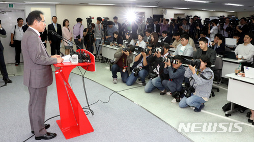 【서울=뉴시스】박영태 기자 = 30일 오후 서울 영등포구 여의도 자유한국당 당사에서 홍준표 대표가 4.27남북정상회담 관련 기자회견을 하고 있다. 2018.04.30.since1999@newsis.com