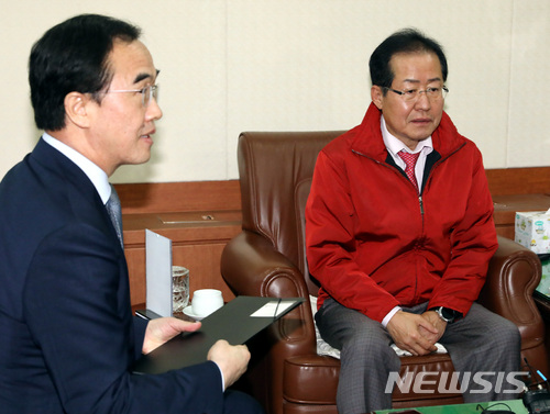 【서울=뉴시스】박영태 기자 = 4.27 남북정상회담 성과를 설명하기 위해 자유한국당을 찾은 조명균 통일부 장관이 30일 오후 서울 영등포구 여의도 자유한국당 당사에서 홍준표 대표와 인사를 한 후 나란히 앉아 있다. 2018.04.30.&nbsp; since1999@newsis.com