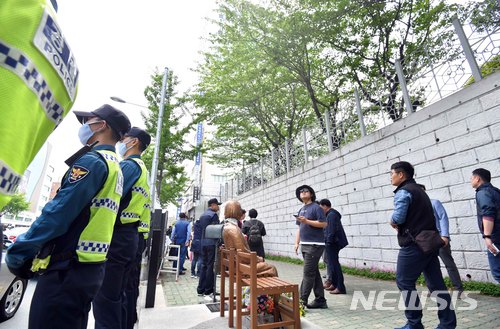 【부산=뉴시스】 하경민 기자 = 적폐청산·사회대개혁 부산운동본부 강제징용노동자상 건립특별위원회가 부산 동구 일본총영사관 앞에 강제동원 노동자상 설치를 예고한 가운데 30일 일본영사관 앞 평화의 소녀상과 노동자상 모형 뒤로 경찰병력이 배치돼 긴장감이 돌고 있다. 건립위원회는 노동절인 오는 5월 1일 오후 2시 일본영사관에서 100m 정도 떨어진 중앙대로에서 부산노동자대회를 개최한 이후 시민 모금으로 제작한 노동자상을 평화의 소녀상 옆에 세울 계획이다. 2018.04.30. yulnetphoto@newsis.com