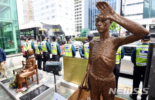 【부산=뉴시스】 하경민 기자 = 적폐청산·사회대개혁 부산운동본부 강제징용노동자상 건립특별위원회가 부산 동구 일본총영사관 앞에 강제동원 노동자상 설치를 예고한 가운데 30일 일본영사관 앞 평화의 소녀상과 노동자상 모형 뒤로 경찰병력이 배치돼 긴장감이 돌고 있다. 건립위원회는 노동절인 오는 5월 1일 오후 2시 일본영사관에서 100m 정도 떨어진 중앙대로에서 부산노동자대회를 개최한 이후 시민 모금으로 제작한 노동자상을 평화의 소녀상 옆에 세울 계획이다. 2018.04.30. yulnetphoto@newsis.com