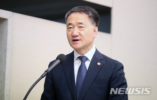 【서울=뉴시스】김선웅 기자 = 30일 오후 서울 중구 프레스센터에서 한국종교지도자협의회가 주최한 '종교계 저출산 극복을 위한 국만운동 선포식'에서 박능후 보건복지부 장관이 축사를 하고 있다. 2018.04.30. mangusta@newsis.com