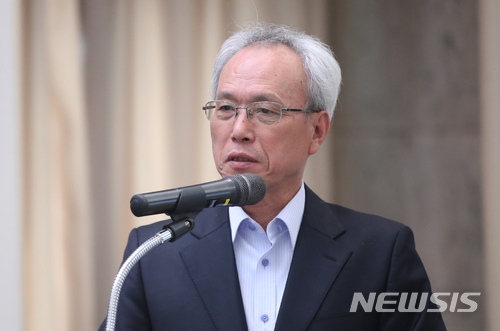 【서울=뉴시스】김선웅 기자 = 30일 오후 서울 중구 프레스센터에서 경제사회발전 노사정위원회와 공정거래위원회가 주최한 '하도급 거래 질서 확립과 연대임금 실헌 : 자동차 산업에서 새 길을 찾다' 공개 토론회에서 문성현 노사정위원장이 개회사를 하고 있다. 2018.04.30.&nbsp; mangusta@newsis.com