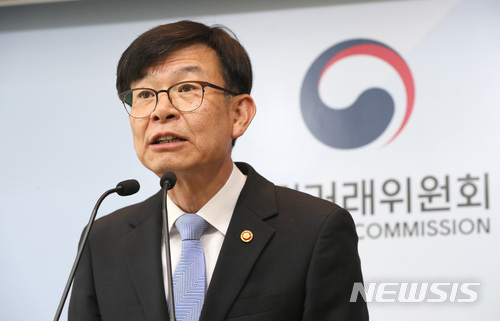 【세종=뉴시스】강종민 기자 = 김상조 공정거래위원장이 지난달 30일 정부세종청사에서 2018년 대기업집단 지정 현황을 발표하고 있다. 공정위는 삼성 총수(동일인)와 롯데 총수를 각각 이재용 삼성전자 부회장과 신동빈 롯데그룹 회장으로 변경했으며, 이들이 지배구조 정점에서 주요 임원의 선임과 투자를 결정하는 등 사실상 그룹을 지배하고 있는 것으로 판단된다고 밝혔다. 2018.05.01.&nbsp; ppkjm@newsis.com