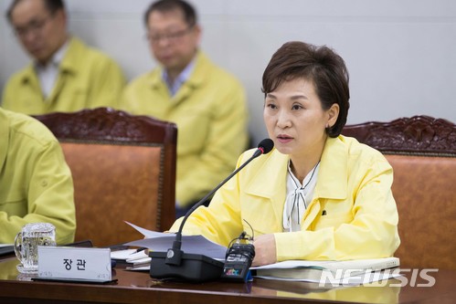 【서울=뉴시스】 김현미 국토교통부 장관이 30일 오후 세종시 국토교통부 대회의실에서 열린 '2018 재난대응 안전한국훈련 보고회'에 참석해 모두발언을 하고 있다. 2018.04.30. (사진=국토교통부 제공) photo@newsis.com