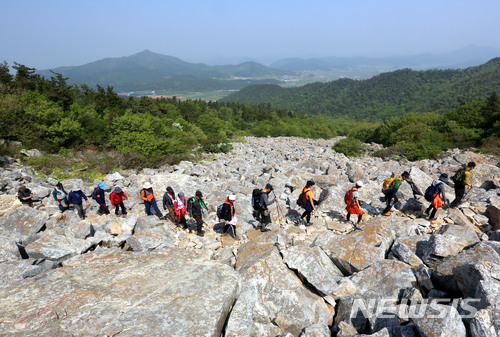 【해남=뉴시스】박상수 기자 = 지난 28일 열린 전남 해남군 달마산 '제1회 달마고도 걷기축제'에 참가한 걷기 여행객들이 땅끝의 봄기운을 만끽하고 있다. 2018.04.30. (사진='여행문화학교 산책' 제공) photo@newsis.com