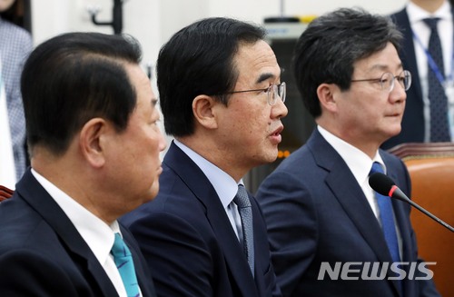【서울=뉴시스】홍효식 기자 = 조명균(가운데) 통일부 장관이 30일 오후 서울 여의도 국회에서 4.27 남북정상회담 성과 보고를 위해 바른미래당 박주선, 유승민 공동대표를 만나 발언하고 있다. 2018.04.30. yesphoto@newsis.com