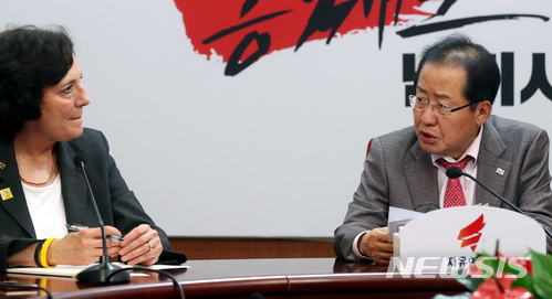 【서울=뉴시스】박영태 기자 = 홍준표 자유한국당 대표가 30일 오후 서울 영등포구 여의도 자유한국당 당사를 방문한 수잔 솔티 북한자유연합 대표를 만나 발언하고 있다. 2018.04.30.since1999@newsis.com