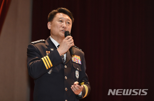 【대구=뉴시스】우종록 기자 = 이철성 경찰청장이 30일 오후 대구 수성구 대구지방경찰청 강당에서 열린 경찰청장과 함께하는 현장활력 토크에서 특강을 하고 있다. 2018.04.30. wjr@newsis.com