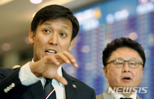 【인천공항=뉴시스】홍찬선 기자 = 김영문 관세청장이 30일 오후 인천공항 제1여객터미널에서 열린 현안점검회의를 마치고 기자들과 만나 대한항공 총수 일가의 갑질의혹 수사에 대한 질문에 답하고 있다. 2018.04.30. mania@newsis.com