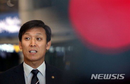 【인천공항=뉴시스】홍찬선 기자 = 김영문 관세청장이 30일 오후 인천공항 제1여객터미널에서 열린 현안점검회의를 마치고 기자들과 만나 대한항공 총수 일가의 갑질의혹 수사에 대한 질문에 답하고 있다. 2018.04.30. mania@newsis.com
