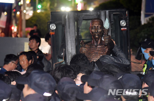 【부산=뉴시스】 하경민 기자 = 30일 밤 적폐청산·사회대개혁 부산운동본부 강제징용노동자상 건립특별위원회가 부산 동구 일본총영사관 앞에 강제동원 노동자상을 기습 설치하려다 경찰과 대치하고 있다. 2018.04.30. yulnetphoto@newsis.com