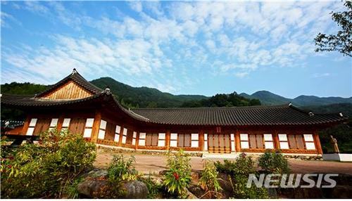 【하동=뉴시스】김윤관 기자 = 4일 한국문학의 어머니로 추앙받는 고 박경리 소설가의 10주기를 맞아 추모문학제가 열릴 경남 하동 박경리문학관. 2018.05.01. (사진=하동군 제공) kyk@newsis.com