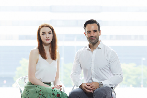 【서울=뉴시스】 애나 오번(왼쪽)과 라민 카림루