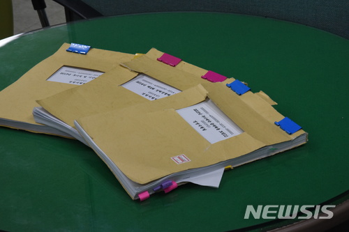 【울산=뉴시스】안정섭 기자 = 1일 울산지방경찰청 지능범죄수사대 사무실에 울주군시설관리공단 내 채용비리 사건 관련 압수문서 등 수사자료가 놓여 있다. 2018.05.01. yohan@newsis.com