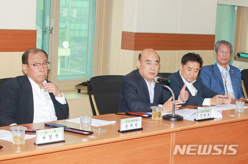 【광양=뉴시스】김석훈 기자 = 전남 광양지역 대학교 정상화 범시민대책협의회는 1일 시청 재난상황실에서 대책협의회를 열고 한려대학교와 광양보건대학교의 정상화를 강력히 촉구하는 건의서를 채택했다고 밝혔다. 2018.05.01. (사진=광양시청 제공)&nbsp; kim@newsis.com