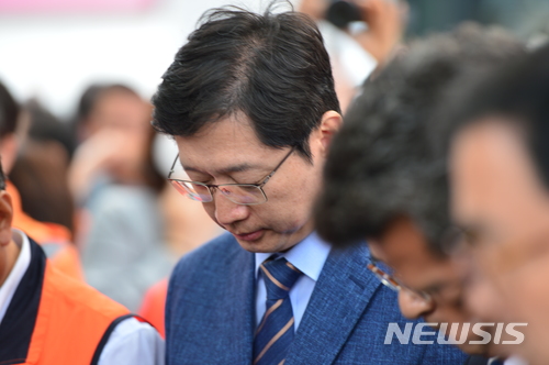 【창원=뉴시스】김기진 기자 = 1일 김경수 더불어민주당 경남도지사후보가 경남 창원시 정우상가 앞에서 열린 '일제 강제동원 노동자상 건립 제막식'에서 묵념을 하고 있다. 2018.05.01.&nbsp; sky@newsis.com 